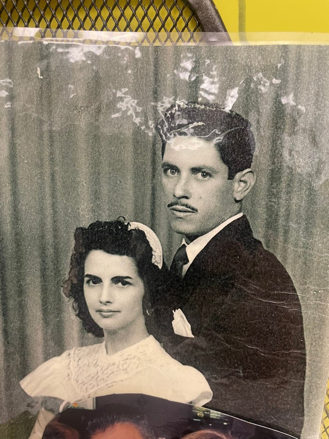 Un retrato de estudio de una pareja, fotografiado del original.