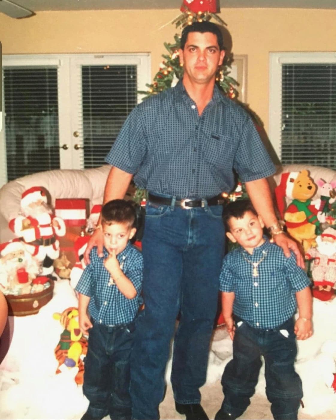 Los gemelos, Marcos y Marc, con su padre en Navidad.
