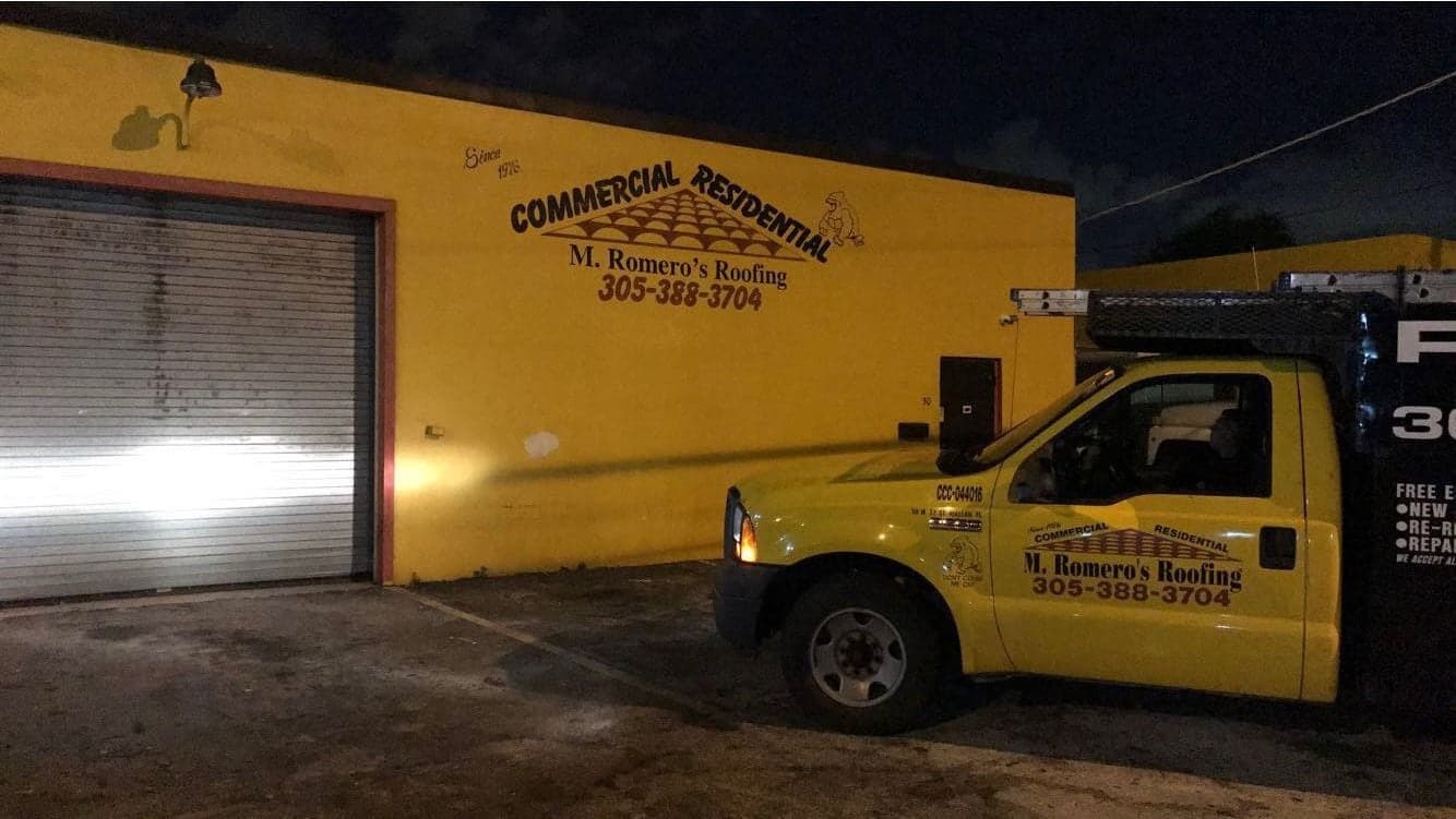El taller de Hialeah de noche, con un camión estacionado al frente.